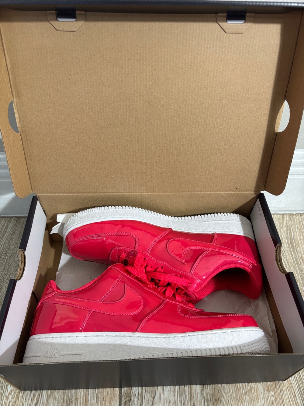 Nike Air Force 1  ‘07 LV8 UV Siren Red plus Logo Shoe Box - Picture 2 of 5